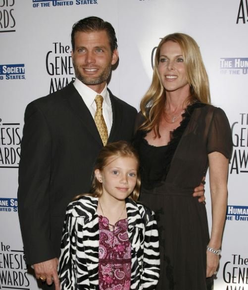 Grace Van Dien Net Worth 2022: Wiki, Biography, Personal Life, Parents, Boyfriend & Relationships, Age & Height, Career, Movies and TV Shows, Facts 16 Grace-Van-Dien-old-image-with-her-dad-Casper-Van-Dien-and-step-mom-Catherine-Oxenberg