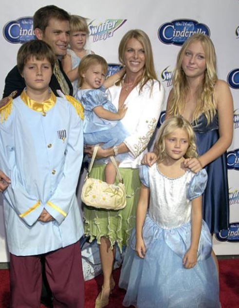 Grace Van Dien Net Worth 2022: Wiki, Biography, Personal Life, Parents, Boyfriend & Relationships, Age & Height, Career, Movies and TV Shows, Facts 18 Grace-Van-Dien-with-her-dad-Casper-Van-Dien-step-mom-Catherine-Oxenberg-brother-Cappy-Van-Dien-and-other-siblings