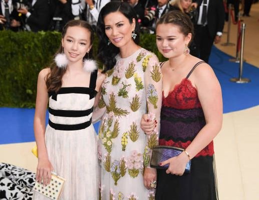 Grace Murdoch Net Worth 2022: (Rupert Murdoch’s Daughter) Wiki, Bio, Age, Parents, Family & More 19 Grace-with-her-sister-and-mother