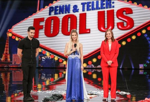Lea-Kyle-grabbed-FU-Trophy-at-Penn-and-Teller-Fool-Us-2020-Fooler