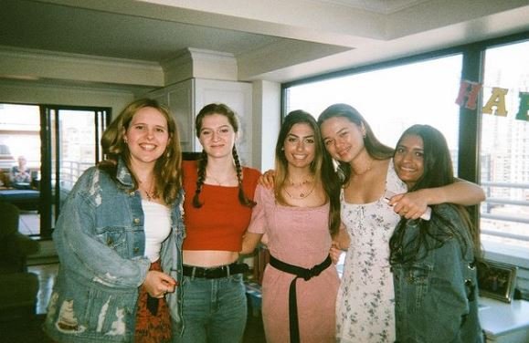 Grace Murdoch Net Worth 2022: (Rupert Murdoch’s Daughter) Wiki, Bio, Age, Parents, Family & More 21 Murdoch-with-her-friends