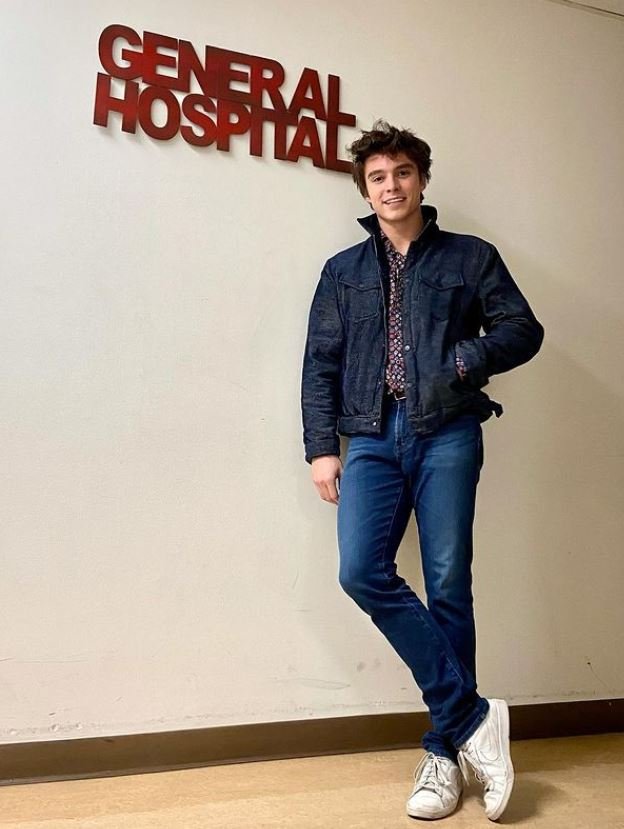 Nicholas Chavez Net Worth 2022: Wiki, Biography, Age, Height, Girlfriend, Parents, Net Worth, Ethnicity & More 21 Nicholas-Chavez-height