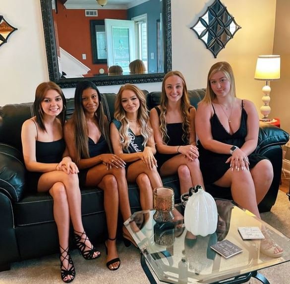 Zoe Laverne Net Worth 2022: Wiki, Biography, Age, Boyfriend, Parents, Ethnicity, Height, Lifestyle & More 26 Zoe-Laverne-with-her-friends